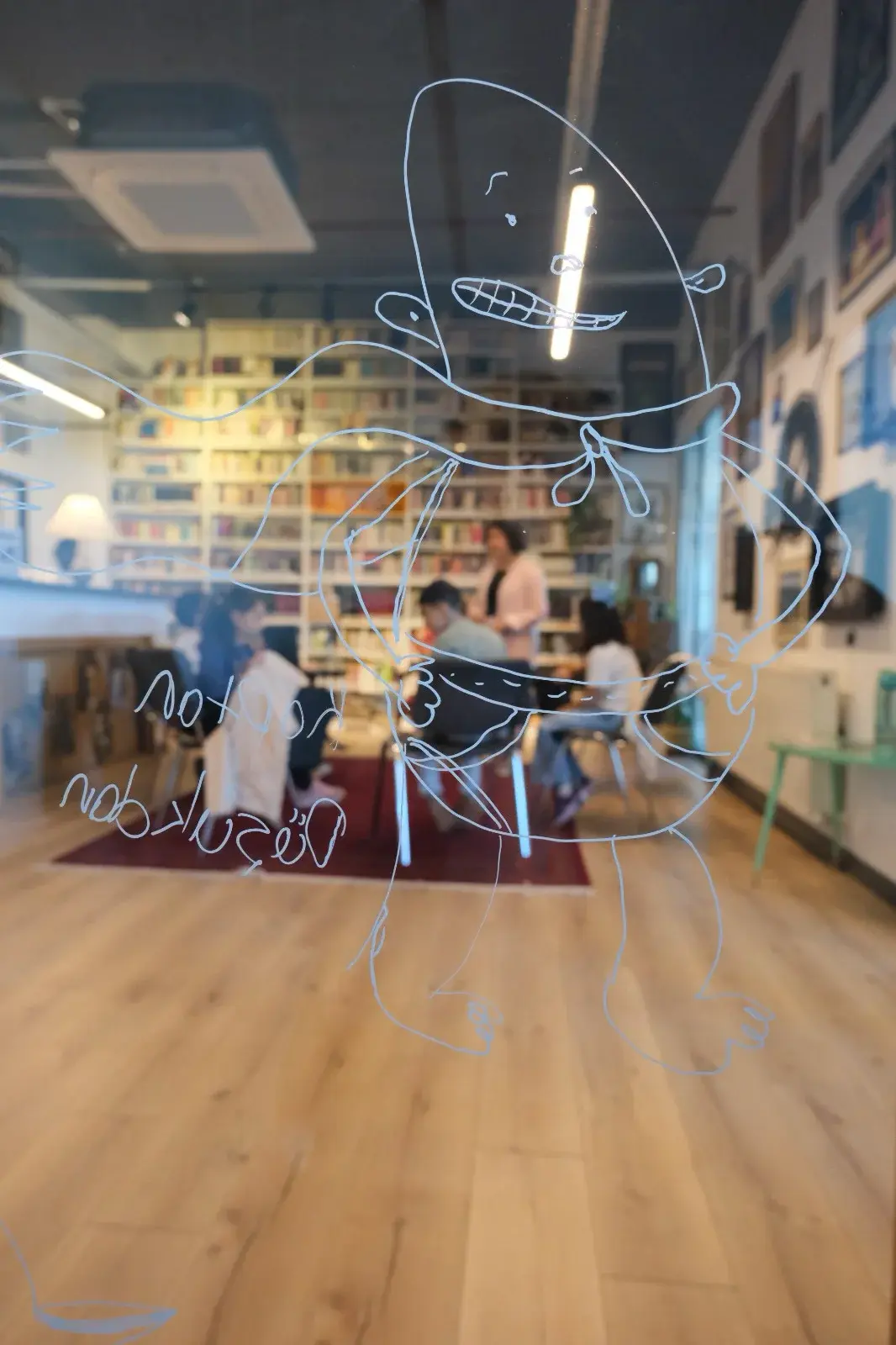 4 Ekim Sinemart Kids Kitap Kulübü cam üzeri yaratıcı çizim çalışması